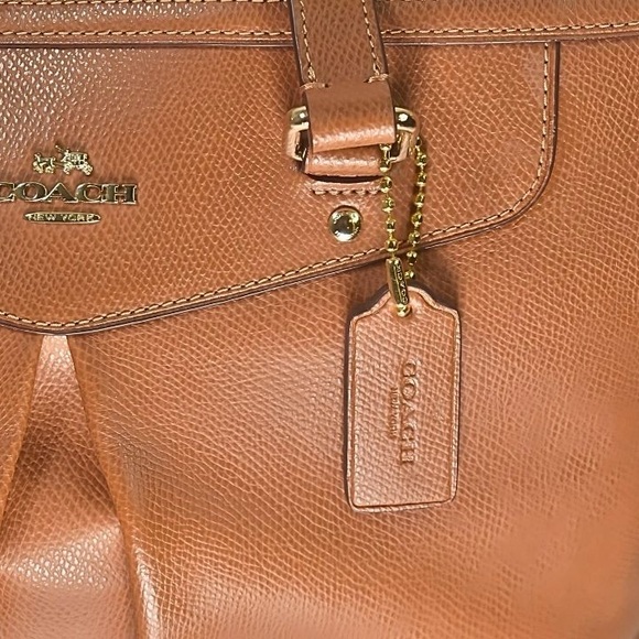 COACH PLEATED TOTE IN CROSSGRAIN LEATHER
F34680 tan/ gold - Picture 11 of 12